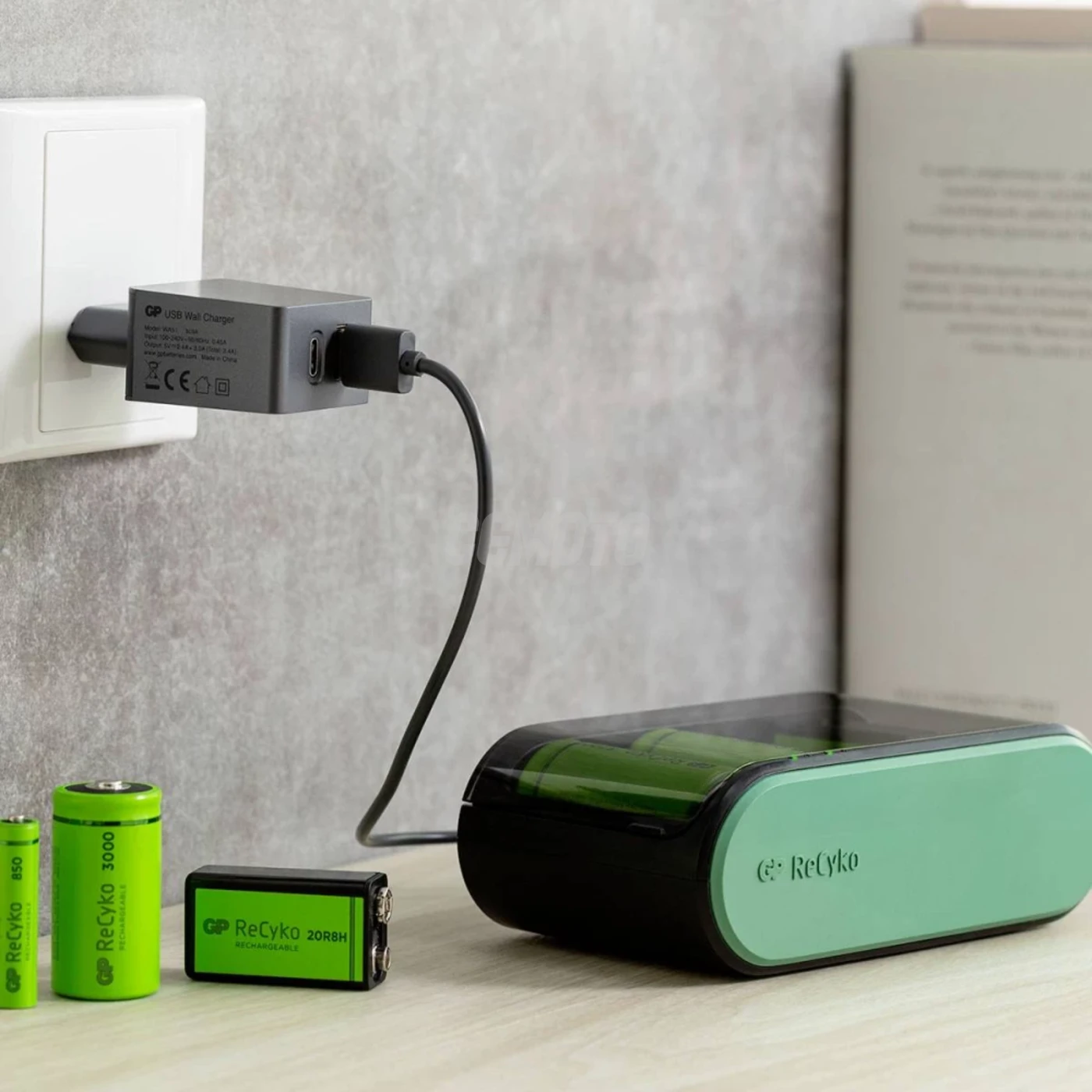 Universal-Ladegerät GP B631 Recharge : AA / AAA / C / D / 9V NiMH - Batterien nicht enthalten Universal-Ladegerät GP B631 Recharge : AA / AAA / C / D / 9V NiMH - Batterien nicht enthalten